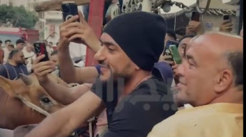 سيارة فارهة وأضحية.. أحمد العوضي في عين شمس للاحتفال بعيد الأضحى